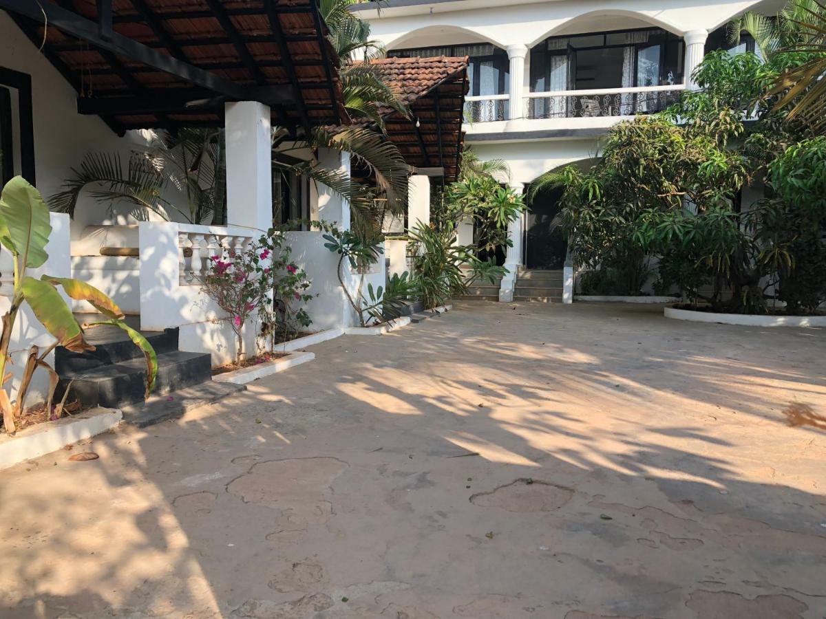 God'S Gift Morjim Hotel Exterior photo